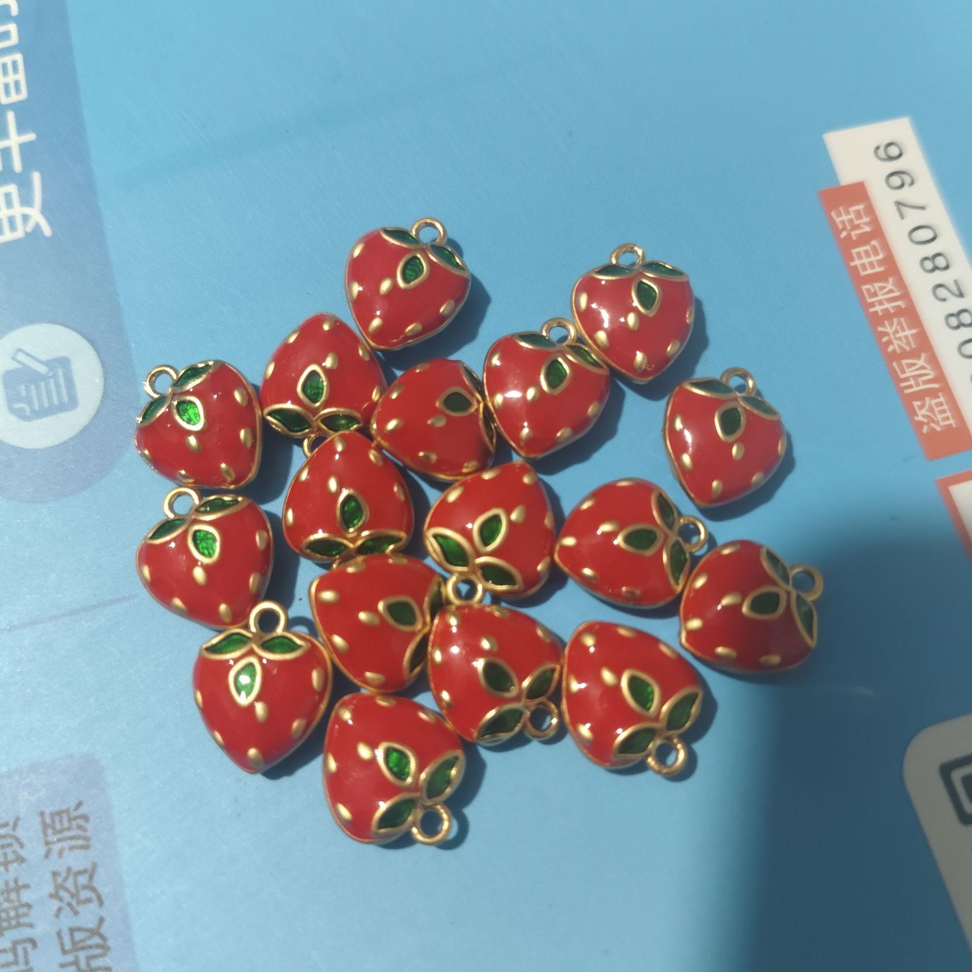 Women'S Fashion Market Size - 10個入り、いちごのチャームペンダント、サイズ13x10mm。女性向けのファッションブレスレット作りに最適なアクセサリー。