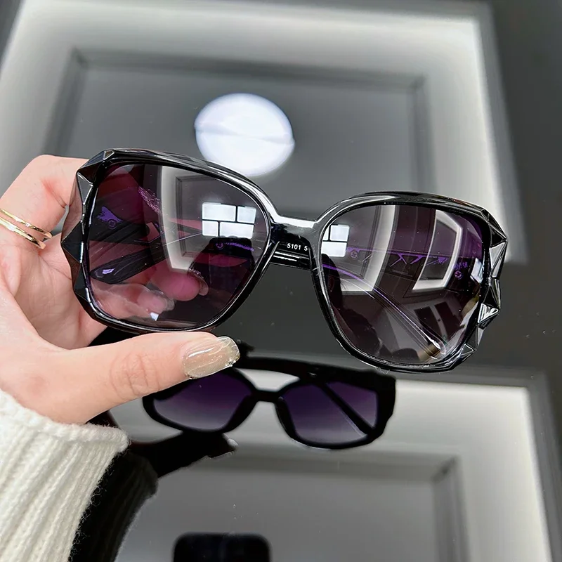 Women'S Fashion Eyewear - ヴィンテージ風のオーバーサイズサングラス、レディースブランド、大ぶりフレーム、レトロなデザイン、女性向けファッションサングラス、ブラックのグラデーションレンズ。